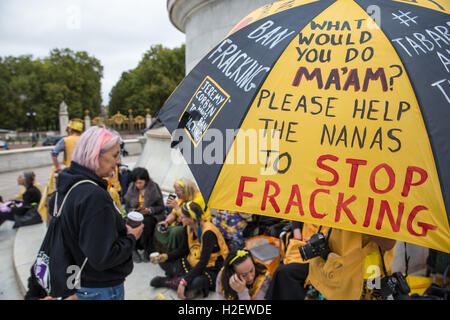 Londres, Royaume-Uni. 27 Sep, 2016. L'Anti-Fracking Nanas, un groupe de protestation anti-fracturation du Lancashire, tenir une partie de thé 'Nana' à l'extérieur de Buckingham Palace à mesure qu'ils libèrent une lettre ouverte à la Reine à l'avance de la décision du gouvernement sur le recours concernant la fracturation hydraulique dans le Lancashire. Credit : Mark Kerrison/Alamy Live News Banque D'Images