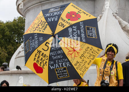 Londres, Royaume-Uni. 27 Sep, 2016. L'Anti-Fracking Nanas, un groupe de protestation anti-fracturation du Lancashire, tenir une partie de thé 'Nana' à l'extérieur de Buckingham Palace à mesure qu'ils libèrent une lettre ouverte à la Reine à l'avance de la décision du gouvernement sur le recours concernant la fracturation hydraulique dans le Lancashire. Credit : Mark Kerrison/Alamy Live News Banque D'Images