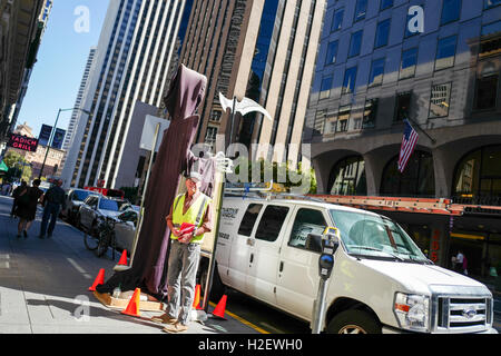 San Francisco, Californie, USA. 26 Septembre, 2016. Un membre de la section locale 713 des menuisiers porte un gilet réfléchissant et se tient avec une effigie de la faucheuse au cours d'un protester contre la Swift Real Estate Partners dans le quartier financier de San Francisco, en Californie. Gado Images/Alamy Live News Banque D'Images