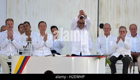 Carthagène, Colombie. 26 Septembre, 2016. Le commandant rebelle des FARC Rodrigo Londono célèbre après avoir signé un accord de paix avec le président colombien Juan Manuel Santos alors que les dirigeants du monde entier sur l'oeil au cours d'une cérémonie le 26 septembre 2016 à Carthagène, Colombie. L'accord prend fin 50 ans de conflit armé entre le gouvernement et les forces rebelles. Credit : Planetpix/Alamy Live News Banque D'Images