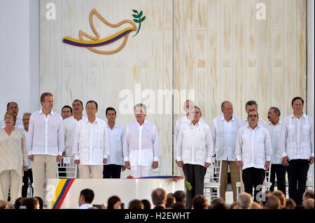 Carthagène, Colombie. 26 Septembre, 2016. Le président colombien Juan Manuel Santos, au centre, se dresse avec les dirigeants du monde lors de la cérémonie de signature avec le groupe de rebelles des FARC, le 26 septembre 2016 à Carthagène, Colombie. L'accord prend fin 50 ans de conflit armé entre le gouvernement et les forces rebelles. Credit : Planetpix/Alamy Live News Banque D'Images