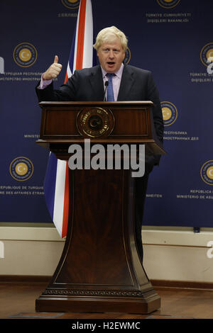 Ankara, Turquie. 27 Sep, 2016. Sep.27, 2016 - Le ministre britannique des affaires étrangères, Boris Johnson parle à la conférence de presse à Ankara. Credit : Tumay Berkin/ZUMA/Alamy Fil Live News Banque D'Images