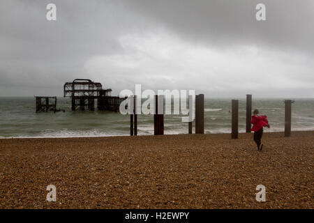 Brighton, UK. 27 septembre 2016. Brighton West Pier un jour venteux Crédit : amer ghazzal/Alamy Live News Banque D'Images