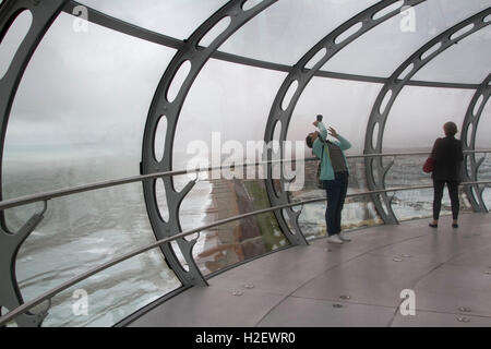 Brighton, UK. 27 septembre 2016. Les visiteurs Voir le front de mer de Brighton sur une journée venteuse de la tour d'observation i360 : Crédit amer ghazzal/Alamy Live News Banque D'Images