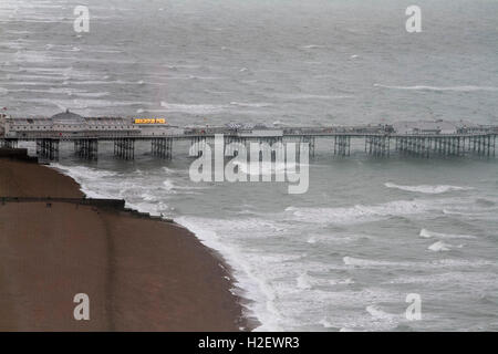 Brighton, UK. 27 septembre 2016. Brighton Pier vu de la tour d'observation i360 sur une journée venteuse : Crédit amer ghazzal/Alamy Live News Banque D'Images