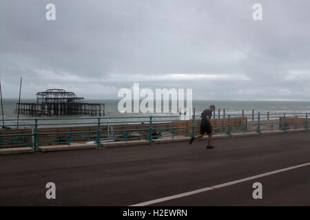 Brighton, UK. 27 septembre 2016. Un homme marcher sur le front de mer de Brighton sur un ciel couvert blustery jour Crédit : amer ghazzal/Alamy Live News Banque D'Images