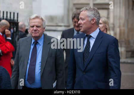 Londres, Royaume-Uni. 27 Septembre, 2016. Michael Grade, Baron Grade de Yarmouth, et Rory Bremner quittent le service commémoratif de célébration pour Sir Terry Wogan à l'abbaye de Westminster. Le service a eu lieu à l'occasion du 50e anniversaire de sa première émission de radio de la BBC. Credit : Mark Kerrison/Alamy Live News Banque D'Images