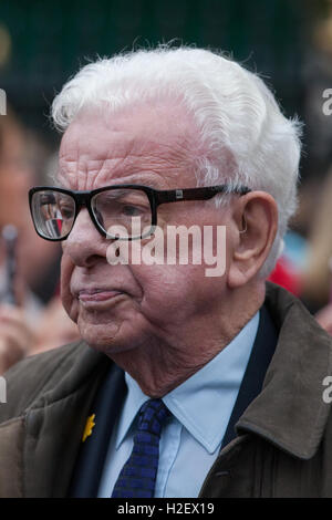 Londres, Royaume-Uni. 27 Septembre, 2016. Barry Cryer quitte le service commémoratif de célébration pour Sir Terry Wogan à l'abbaye de Westminster. Le service a eu lieu à l'occasion du 50e anniversaire de sa première émission de radio de la BBC. Credit : Mark Kerrison/Alamy Live News Banque D'Images