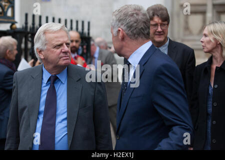 Londres, Royaume-Uni. 27 Septembre, 2016. Michael Grade, Baron Grade de Yarmouth, et Rory Bremner quittent le service commémoratif de célébration pour Sir Terry Wogan à l'abbaye de Westminster. Le service a eu lieu à l'occasion du 50e anniversaire de sa première émission de radio de la BBC. Credit : Mark Kerrison/Alamy Live News Banque D'Images