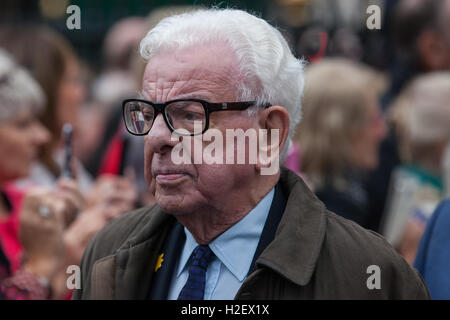 Londres, Royaume-Uni. 27 Septembre, 2016. Barry Cryer quitte le service commémoratif de célébration pour Sir Terry Wogan à l'abbaye de Westminster. Le service a eu lieu à l'occasion du 50e anniversaire de sa première émission de radio de la BBC. Credit : Mark Kerrison/Alamy Live News Banque D'Images