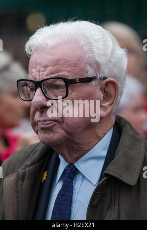 Londres, Royaume-Uni. 27 Septembre, 2016. Barry Cryer quitte le service commémoratif de célébration pour Sir Terry Wogan à l'abbaye de Westminster. Le service a eu lieu à l'occasion du 50e anniversaire de sa première émission de radio de la BBC. Credit : Mark Kerrison/Alamy Live News Banque D'Images