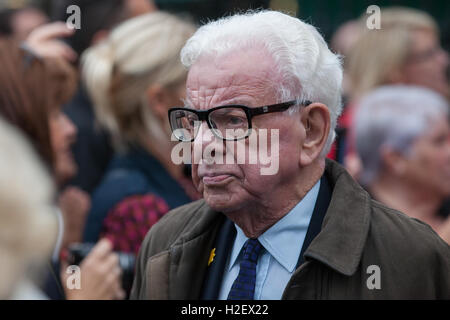 Londres, Royaume-Uni. 27 Septembre, 2016. Barry Cryer quitte le service commémoratif de célébration pour Sir Terry Wogan à l'abbaye de Westminster. Le service a eu lieu à l'occasion du 50e anniversaire de sa première émission de radio de la BBC. Credit : Mark Kerrison/Alamy Live News Banque D'Images