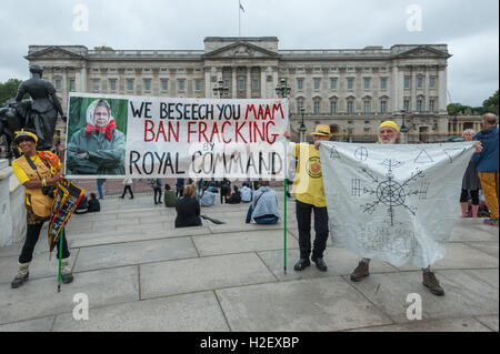 Londres, Royaume-Uni. 27 septembre 2016. Dans une manifestation avec diadèmes et tabards ainsi que de thé et de scones, célèbre du Lancashire - anti-fracking Nanas Nanas de l'Nanashire - sont venus au palais de Buckingham pour présenter un rapport détaillé par Anna Szolucha sur "La dimension humaine de l'évolution de gaz de schiste, et de demander à Sa Majesté en tant que grand-mère la plus puissante dans le pays pour mettre fin à la fracturation hydraulique pour le bien des générations futures. Crédit : Peter Marshall/Alamy Live News Banque D'Images