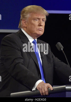 Hempstead, New York, USA. 26 Sep, 2016. Businessman Donald J. Trump, le candidat du Parti républicain à la présidence des États-Unis, fait un point qu'il s'affiche avec l'ex-secrétaire d'État américaine Hillary Clinton, le candidat démocrate à la présidence des États-Unis dans la première des trois élections générales présidentielles débats à l'Université Hofstra à Hempstead, New York le lundi, Septembre 26, 2016.Credit : Ron Sachs/CNP. Credit : Ron Sachs/CNP/ZUMA/Alamy Fil Live News Banque D'Images