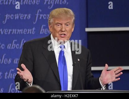 Hempstead, New York, USA. 26 Sep, 2016. Businessman Donald J. Trump, le candidat du Parti républicain à la présidence des États-Unis, fait un point qu'il s'affiche avec l'ex-secrétaire d'État américaine Hillary Clinton, le candidat démocrate à la présidence des États-Unis dans la première des trois élections générales présidentielles débats à l'Université Hofstra à Hempstead, New York le lundi, Septembre 26, 2016.Credit : Ron Sachs/CNP. Credit : Ron Sachs/CNP/ZUMA/Alamy Fil Live News Banque D'Images