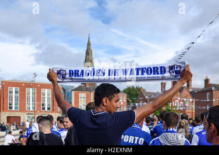 Leicester, UK.27 Septembre 2016:le FC Porto fans célèbrent le Jubilé square avant montage ce soir contre Leicester City Football club. Banque D'Images