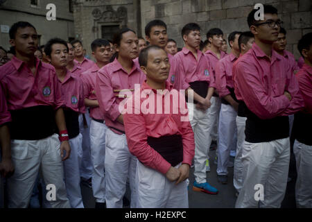 Barcelone, Catalogne, Espagne. 27 Sep, 2016. Les membres de la colla Xiquets chinois de Hangzhou sont vus au cours de la réception qui leur a offert le ministère des Affaires étrangères du Gouvernement de la Catalogne dans le quartier gothique de Barcelone. Xiquets de Hangzhou sont un groupe chinois de castellers (en catalan les gens qui construisent des tours humaines) de la ville de Shanghai au nord de Hangzhou, est de la Chine. Credit : ZUMA Press, Inc./Alamy Live News Banque D'Images