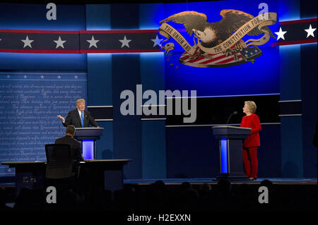 Hempstead, New York, USA. 26 Sep, 2016. Ancien secrétaire d'État américaine Hillary Clinton, le candidat démocrate à la présidence des États-Unis et businessman Donald J. Trump, le candidat du Parti républicain à la présidence des Etats-Unis, apparaissent dans la première des trois élections générales présidentielles débats à l'Université Hofstra à Hempstead, New York. © Ron Sachs/CNP/ZUMA/Alamy Fil Live News Banque D'Images