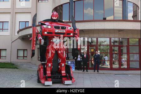 Ankara, Turquie. 27 Sep, 2016. Antimon est vu dans sa forme robot lors d'une présentation multimédia à Ankara, Turquie, le 27 septembre 2016. Le véhicule rouge Antimon a un look BMW mais pas en mesure de prendre des passagers. 'En forme de voiture, Antimon est mobile et en forme de robot il peut déplacer sa tête, le cou, le poignet et les doigts. Vous pouvez allumer et éteindre ses lumières via la télécommande. L'unicité n'est qu'elle a la capacité de parler de manière interactive, donner la réponse à vos questions", a déclaré Turgut Alpagot, co-fondateur et directeur marketing de Letvision, une entreprise innovante turc à Ankara. © Zou Le/Xinhua/Alamy Live News Banque D'Images