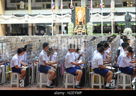 Bangkok, Thaïlande. 28 Oct, 2016. Les élèves préparent pour afficher une mosaïque de la fin portrait Thai le Roi Bhumibol Adulyadej en le retournant d'administration à l'Assumption College de Bangkok, Thaïlande, le 28 octobre 2016. Credit : Rachen Sageamsak/Xinhua/Alamy Live News Banque D'Images