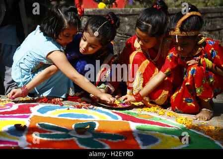 Katmandou, Népal. 28 Oct, 2016. L'école maternelle les enfants népalais sont représentés comme ils font rangoli, à l'aide de multitude de couleurs au cours de la première journée de la deuxième plus grande fête religieuse de cinq jours de Diwali ou Tihar connue sous le nom de Fête des lumières à Little Bud School à Rabi Bhawan, Katmandou, Népal le vendredi 28 octobre, 2016. Sur chaque jour pendant les cinq jours du festival, les dévots adorer les corneilles, les chiens et les vaches, qui sont considérés comme une figure maternelle qui signifie la relation entre les êtres humains, les animaux et la Déité. Banque D'Images