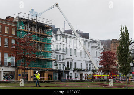 Les pompiers à l'humide un blaze qui détruit le château Art Gallery, la cathédrale de triage, Exeter, Royaume-Uni. Banque D'Images