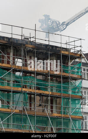 Les pompiers à l'humide un blaze qui détruit le château Art Gallery, la cathédrale de triage, Exeter, Royaume-Uni. Banque D'Images