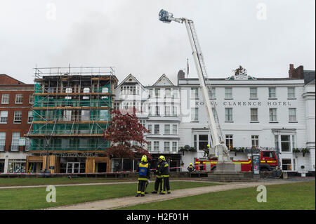 Les pompiers à l'humide un blaze qui détruit le château Art Gallery, la cathédrale de triage, Exeter, Royaume-Uni. Banque D'Images