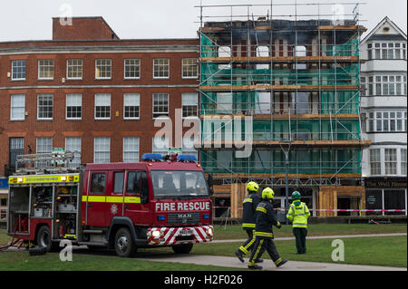 Les pompiers à l'humide un blaze qui détruit le château Art Gallery, la cathédrale de triage, Exeter, Royaume-Uni. Banque D'Images