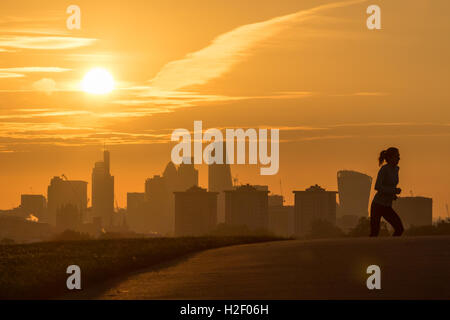 Primrose Hill, Londres, le 28 octobre 2016. Météo France : une femme se heurte à Primrose Hill comme le soleil se lève sur les gratte-ciel de Londres. Crédit : Paul Davey/Alamy Live News Banque D'Images