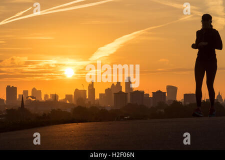 Primrose Hill, Londres, le 28 octobre 2016. Météo France : un matin tôt jogger jouit de l'air frais du matin sur Primrose Hill comme le soleil se lève sur l'horizon de Londres. Crédit : Paul Davey/Alamy Live News Banque D'Images