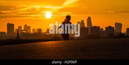 Primrose Hill, Londres, le 28 octobre 2016. Météo France : un matin tôt runner atteint le sommet de Primrose Hill comme le soleil se lève sur l'horizon de Londres. Crédit : Paul Davey/Alamy Live News Banque D'Images