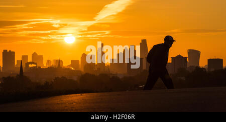 Primrose Hill, Londres, le 28 octobre 2016. Météo France : un matin tôt walker atteint le sommet de Primrose Hill comme le soleil se lève sur l'horizon de Londres. Crédit : Paul Davey/Alamy Live News Banque D'Images