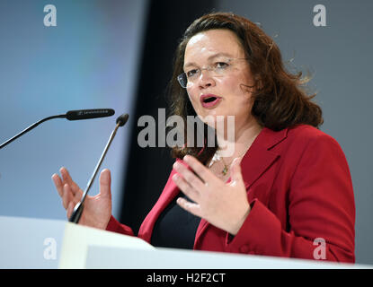 Berlin, Allemagne. 28 Oct, 2016. Le ministre allemand du travail Andrea Nahles (SPD) s'exprimant lors de l'État social congrès du syndicat IG Metall à Berlin, Allemagne, 28 octobre 2016. Nahles annoncé un projet de d'un projet de loi pour de meilleures conditions de travail à temps partiel pour le mois de novembre. PHOTO : BRITTA PEDERSEN/dpa/Alamy Live News Banque D'Images