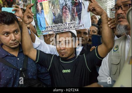 Kuala Lumpur, Malaisie. 28 Oct, 2016. Kurban Ali Bin Jakir07 n(28), centre, les réfugiés Rohingya est titulaire d'un parent mort sa photo (gauche bleu Shirt homme est son père, femme avec motif à carreaux est sa mère). Ses parents ont été tués par les forces de sécurité le 8 octobre 2016 dans le nord de l'Arakan, au Myanmar. Crédit : Chris Jung/ZUMA/Alamy Fil Live News Banque D'Images