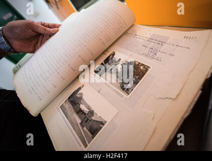 Wiesbaden, Allemagne. Sep 6, 2016. Un archiviste scientifique l'ouverture d'un dossier avec des documents et des photos de l'Auschwitz essais cliniques à la capitale de la Hesse Archives à Wiesbaden, Allemagne, 6 septembre 2016. PHOTO : FRANK RUMPENHORST/dpa/Alamy Live News Banque D'Images