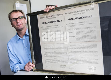 Wiesbaden, Allemagne. Sep 6, 2016. Archiviste scientifique Johann Zilien présentant l'Proclamation No.2' du gouvernement militaire américain à partir de septembre 1945 pour la fondation de l'état de Hesse au Capital de Hesse Archives à Wiesbaden, Allemagne, 6 septembre 2016. PHOTO : FRANK RUMPENHORST/dpa/Alamy Live News Banque D'Images