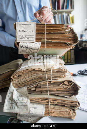 Wiesbaden, Allemagne. Sep 6, 2016. Archiviste scientifique Johann Zilien holding les documents doivent être déposés à la capitale de la Hesse Archives à Wiesbaden, Allemagne, 6 septembre 2016. PHOTO : FRANK RUMPENHORST/dpa/Alamy Live News Banque D'Images