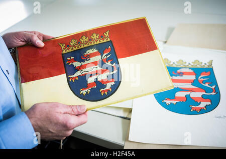 Wiesbaden, Allemagne. Sep 6, 2016. Le drapeau de la voiture de l'ancien Premier Ministre Hessois Zinn Georg-August peuvent être vus au Capital de Hesse Archives à Wiesbaden, Allemagne, 6 septembre 2016. PHOTO : FRANK RUMPENHORST/dpa/Alamy Live News Banque D'Images