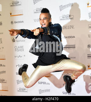 Leipzig, Allemagne. 28 Oct, 2016. Prince chanteur Damien arrivant à la 22e cérémonie de remise du prix média 'Goldene Henne" (lit. Or 'Hen') de Neue Messe de Leipzig, Allemagne, 28 octobre 2016. PHOTO : JENS KALAENE/dpa/Alamy Live News Banque D'Images