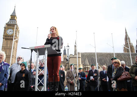 Londres, Royaume-Uni. 28 Oct, 2016. Claire Blackman (épouse de Sgt Alexander Blackman) aborde le rallye. Des membres des forces canadiennes prennent part à un rassemblement à l'appui de l'appui de Sgt Alexander Blackman, également connu sous le nom de 'Marine A', qui a reçu une sentence à vie après avoir été reconnu coupable du meurtre d'un combattant taliban blessés. Credit : Dinendra Haria/Alamy Live News Banque D'Images