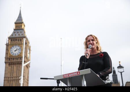 Londres, Royaume-Uni. 28 Oct, 2016. Claire Blackman (épouse de Sgt Alexander Blackman) aborde le rallye. Des membres des forces canadiennes prennent part à un rassemblement à l'appui de l'appui de Sgt Alexander Blackman, également connu sous le nom de 'Marine A', qui a reçu une sentence à vie après avoir été reconnu coupable du meurtre d'un combattant taliban blessés. Credit : Dinendra Haria/Alamy Live News Banque D'Images