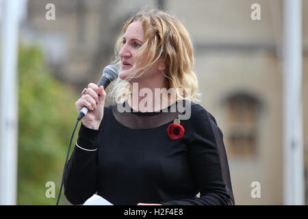 Londres, Royaume-Uni. 28 Oct, 2016. Claire Blackman (épouse de Sgt Alexander Blackman) aborde le rallye. Des membres des forces canadiennes prennent part à un rassemblement à l'appui de l'appui de Sgt Alexander Blackman, également connu sous le nom de 'Marine A', qui a reçu une sentence à vie après avoir été reconnu coupable du meurtre d'un combattant taliban blessés. Credit : Dinendra Haria/Alamy Live News Banque D'Images