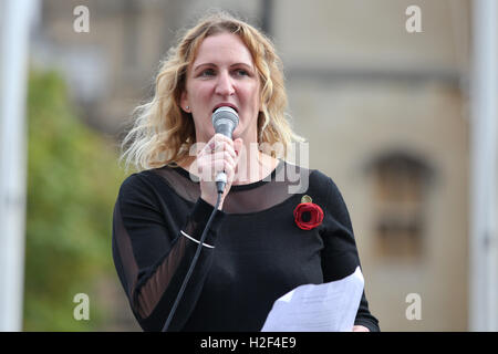 Londres, Royaume-Uni. 28 Oct, 2016. Claire Blackman (épouse de Sgt Alexander Blackman) aborde le rallye. Des membres des forces canadiennes prennent part à un rassemblement à l'appui de l'appui de Sgt Alexander Blackman, également connu sous le nom de 'Marine A', qui a reçu une sentence à vie après avoir été reconnu coupable du meurtre d'un combattant taliban blessés. Credit : Dinendra Haria/Alamy Live News Banque D'Images