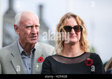 Londres, Royaume-Uni. 28 Oct, 2016. Claire Blackman (épouse de Sgt Alexander Blackman) aborde le rallye. Des membres des forces canadiennes prennent part à un rassemblement à l'appui de l'appui de Sgt Alexander Blackman, également connu sous le nom de 'Marine A', qui a reçu une sentence à vie après avoir été reconnu coupable du meurtre d'un combattant taliban blessés. Credit : Dinendra Haria/Alamy Live News Banque D'Images