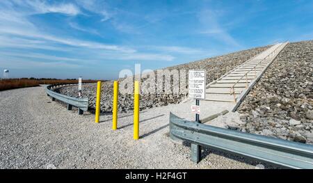 Saint Charles, Missouri, États-Unis. 28 Oct, 2016. Le Weldon Spring d'assainissement du site d'élimination est une cellule de projet 41 acres pour le stockage des déchets radioactifs. Au cours de la SECONDE GUERRE MONDIALE, l'ARMÉE AMÉRICAINE TNT fabriqués ici, et la Commission de l'énergie atomique des États-Unis produit de l'uranium pour des armes nucléaires entre 1957 et 1966. En 2001, le ministère de l'énergie a terminé l'assainissement du site Weldon, qui détient aujourd'hui, sous des tonnes de calcaire, 1,48 millions de verges cubes de déchets radioactifs et chimiques, y compris les BPC, le mercure, l'amiante, TNT, l'uranium et du radium radioactif. Le Weldon Spring Site est maintenant un t Banque D'Images