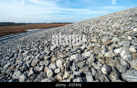 Saint Charles, Missouri, États-Unis. 28 Oct, 2016. Le Weldon Spring d'assainissement du site d'élimination est une cellule de projet 41 acres pour le stockage des déchets radioactifs. Au cours de la SECONDE GUERRE MONDIALE, l'ARMÉE AMÉRICAINE TNT fabriqués ici, et la Commission de l'énergie atomique des États-Unis produit de l'uranium pour des armes nucléaires entre 1957 et 1966. En 2001, le ministère de l'énergie a terminé l'assainissement du site Weldon, qui détient aujourd'hui, sous des tonnes de calcaire, 1,48 millions de verges cubes de déchets radioactifs et chimiques, y compris les BPC, le mercure, l'amiante, TNT, l'uranium et du radium radioactif. Le Weldon Spring Site est maintenant un t Banque D'Images