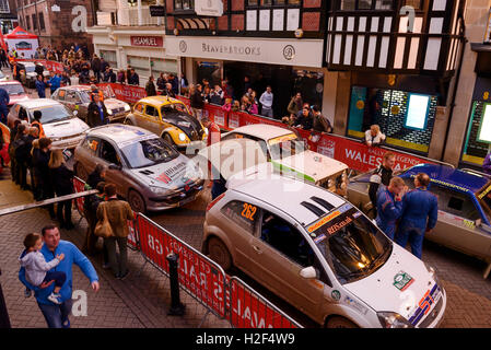 Chester, Royaume-Uni. 28 octobre, 2016. Wales Rally GB. À la fin de la première journée, les voitures concurrentes dans l'WRGB Rallye National route à travers le centre-ville de Chester. Crédit : Andrew Paterson/Alamy Live News Banque D'Images