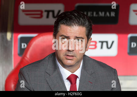 28 octobre, 2016. Lisbonne, Portugal. L'entraîneur-chef du SL Benfica Rui Vitoria, au cours du jeu SL Benfica vs FC Pacos de Ferreira Crédit : Alexandre de Sousa/Alamy Live News Banque D'Images