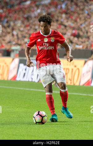 28 octobre, 2016. Lisbonne, Portugal. Le SL Benfica défenseur portugais Eliseu (19) en action pendant le jeu SL Benfica vs FC Pacos de Ferreira Crédit : Alexandre de Sousa/Alamy Live News Banque D'Images